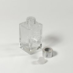 Sklenená hranatá fľaška, číra, so strieborným uzáverom, na difuzér, 100 ml
