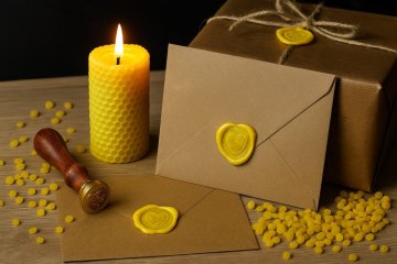 AKO UROBIŤ VOSKOVÚ PEČAŤ NA OBÁLKU, POZVÁNKU ALEBO DARČEK - 2 jednoduché spôsoby