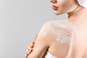 TELOVÝ PEELING Z EPSOMSKEJ SOLI – 5 receptov na každý typ pokožky